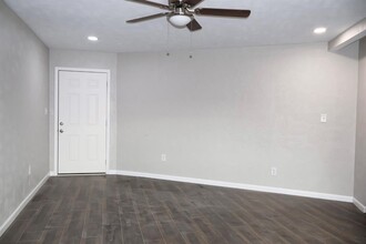 7515 Bayway Dr in Baytown, TX - Building Photo - Building Photo