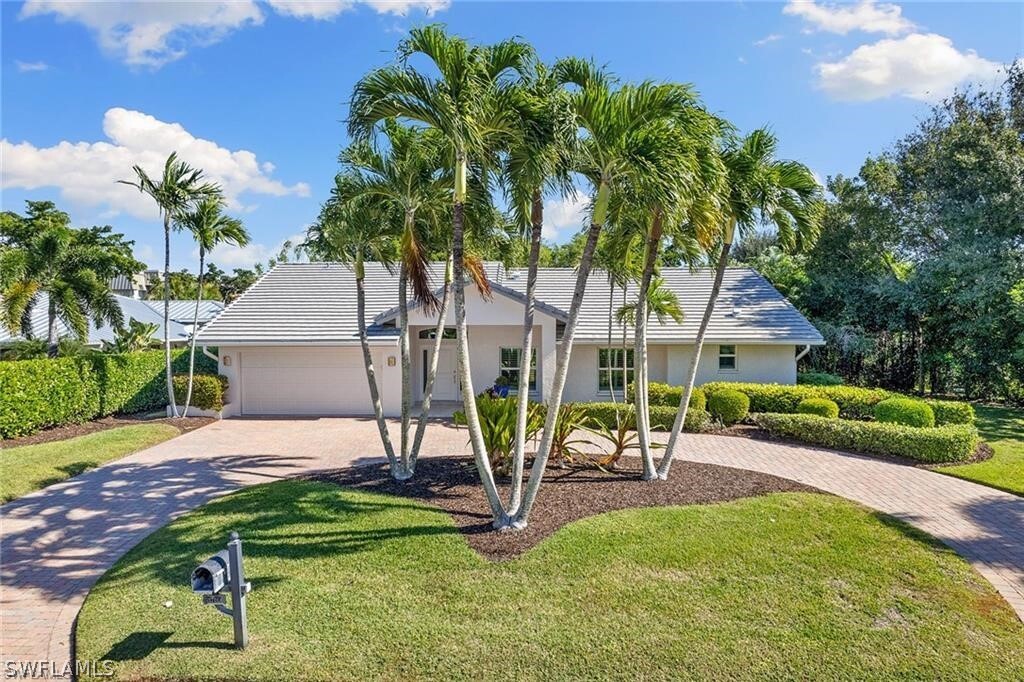 3720 Parkview Way in Naples, FL - Foto de edificio