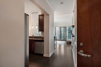 420 E Waterside Dr in Chicago, IL - Foto de edificio - Building Photo