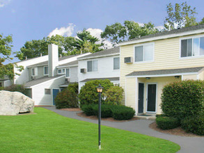 Shorewood Apartments in North Providence, RI - Foto de edificio - Building Photo