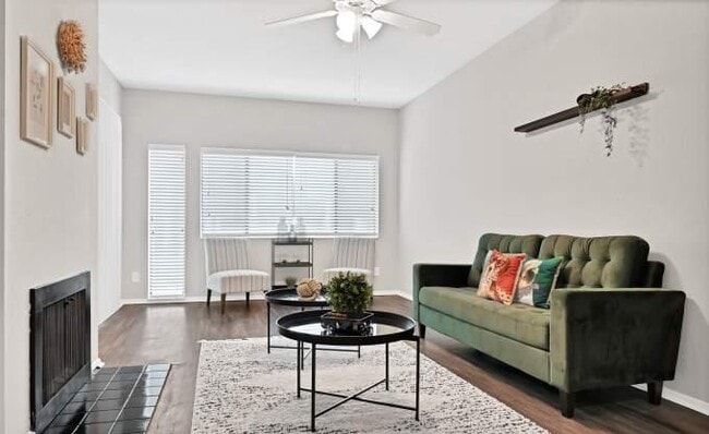 1819 Augusta Dr in Houston, TX - Building Photo - Building Photo