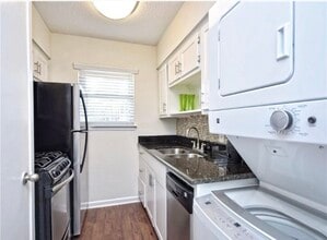 2401 Manor Rd, Unit 134 in Austin, TX - Building Photo - Building Photo