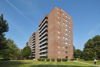 Richmond Hill Apartments in Richmond Hill, ON - Building Photo - Building Photo