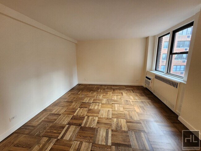1 Bedroom Apartment In Yorkville UES! $4,3 in New York, NY - Foto de edificio - Building Photo