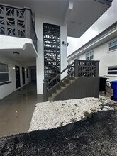11705 3rd St E, Unit 2 in Treasure Island, FL - Foto de edificio - Building Photo