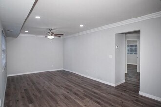 125 Lake Pointe Ct in Middle Island, NY - Building Photo - Building Photo