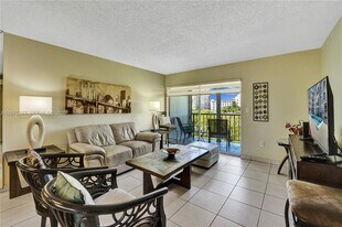 201 178th Dr in Sunny Isles Beach, FL - Building Photo