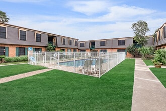 Chateau Santa Fe in Corpus Christi, TX - Building Photo - Building Photo