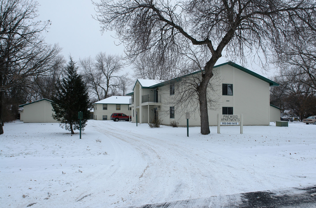 Pinewood Apartments in Minneapolis, MN - Building Photo