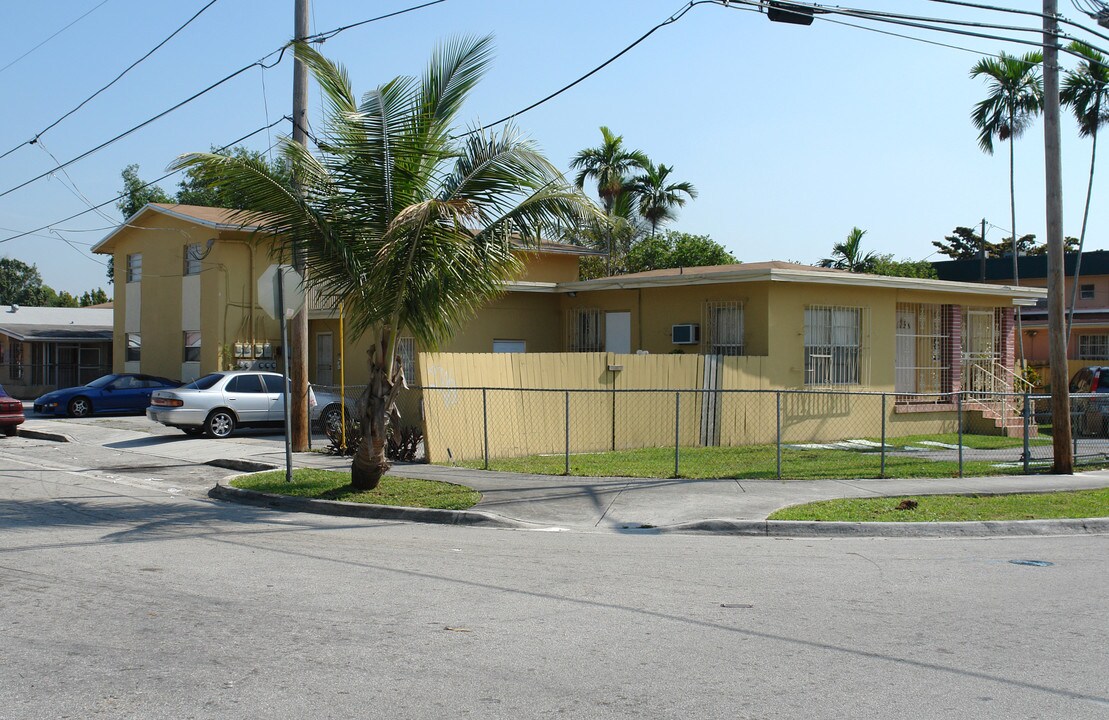 2441 NW 26th St in Miami, FL - Building Photo