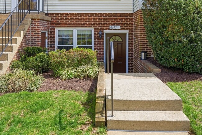 6032 Old Landing Way in Burke, VA - Building Photo - Building Photo