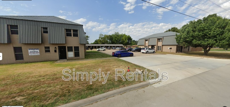 400 Bill Bradford Rd in Sulphur Springs, TX - Building Photo