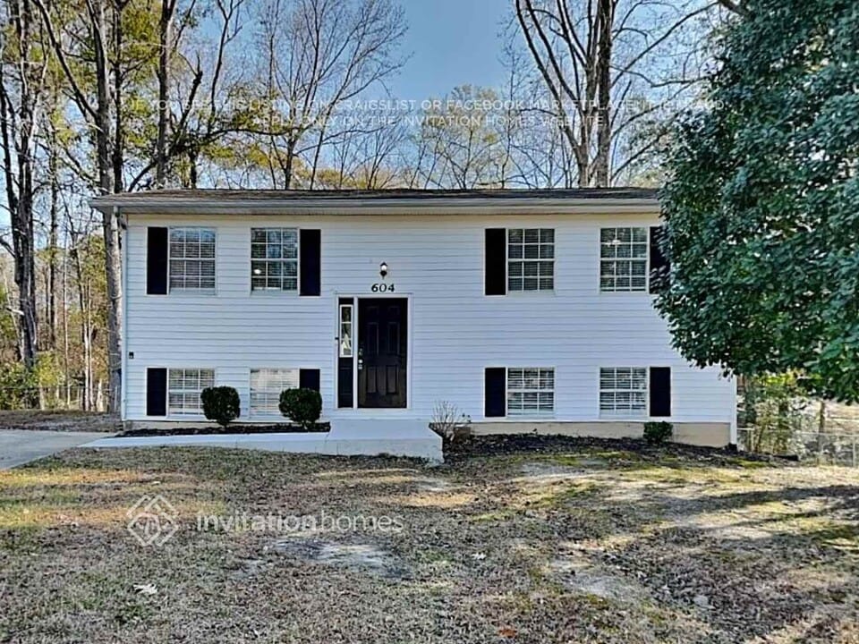 604 Tower Rd in Peachtree City, GA - Foto de edificio