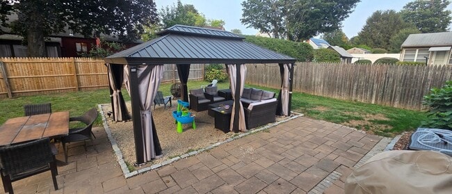 34 Gordon Ave in Enfield, CT - Foto de edificio - Building Photo