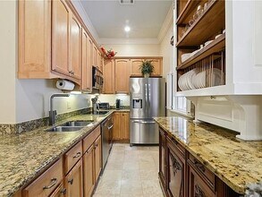 828 St Charles Ave, Unit 11 in New Orleans, LA - Building Photo - Building Photo