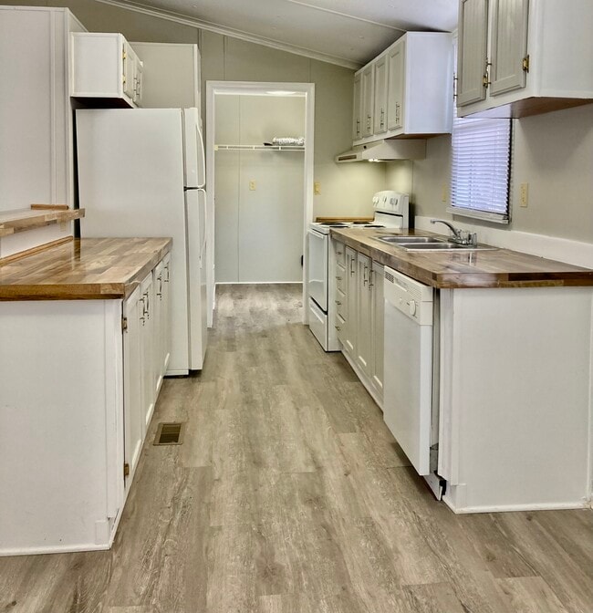 870 Tower Rd SE in Christiansburg, VA - Building Photo - Building Photo