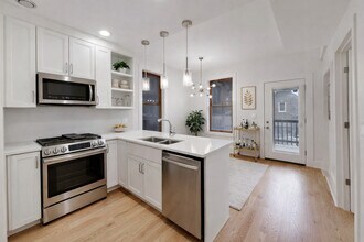 2132 N Oakley Ave in Chicago, IL - Building Photo - Building Photo