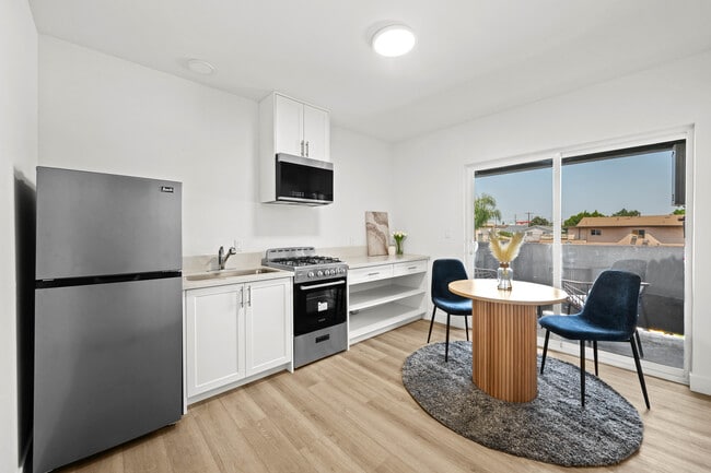 4347 Woodlawn Ave, Unit 205