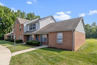 Ross Park Apartments in Fremont, OH - Foto de edificio - Building Photo