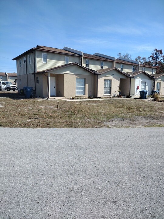 1300 Sylvia Ave in Spring Hill, FL - Building Photo