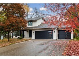 9933 Balmoral Ln in Eden Prairie, MN - Building Photo