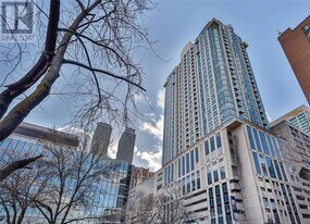 8 Park Rd in Toronto, ON - Building Photo