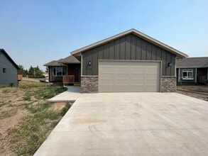 628 Rachel Ln in Box Elder, SD - Foto de edificio - Building Photo