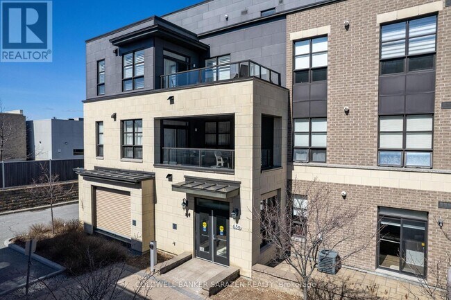 659-659 Sue Holloway Dr in Ottawa, ON - Building Photo - Building Photo