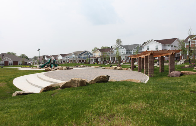 Edgewood Village in Akron, OH - Foto de edificio - Building Photo