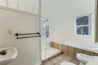 6218 SW Garden Home Rd, Unit Upstairs in Portland, OR - Building Photo - Building Photo