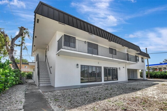 5980 SW 40th Ave in Dania Beach, FL - Building Photo - Building Photo