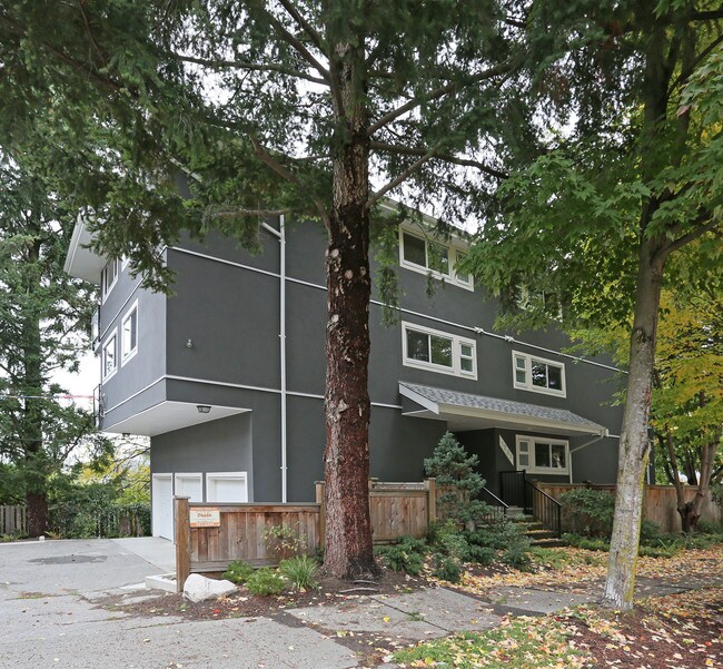 1209 Woodland Dr