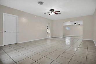 801 NE 168th St in North Miami Beach, FL - Building Photo - Building Photo