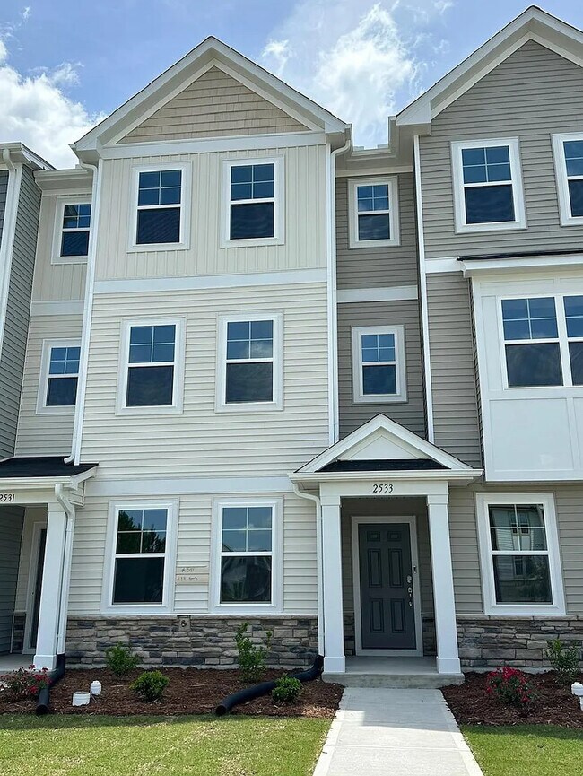 Room in Townhome on Kasota Ln in Raleigh, NC - Building Photo - Building Photo