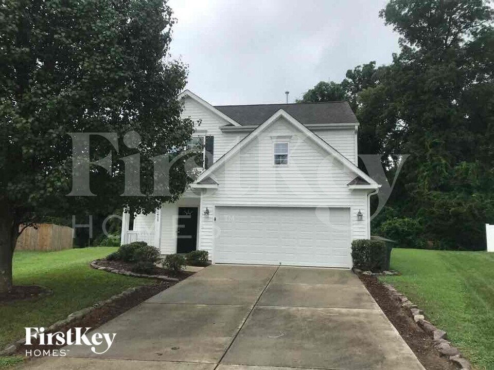 1428 Paulonia Way in McLeansville, NC - Foto de edificio