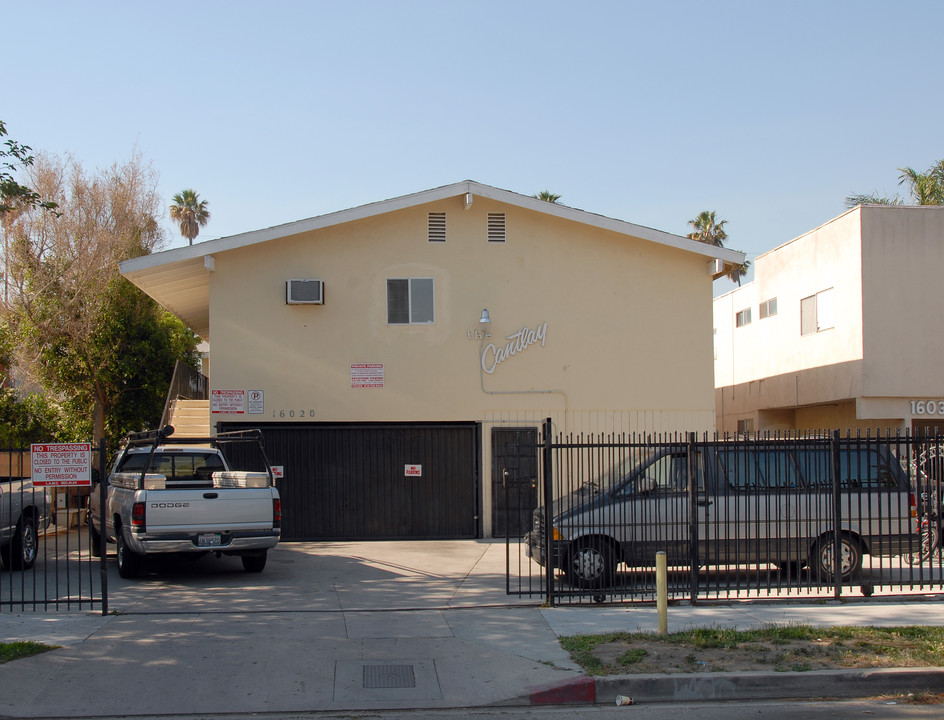 The Cantlay Apartments in Van Nuys, CA - Building Photo