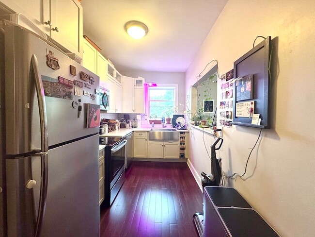 1834 Beacon St, Unit 16 in Brookline, MA - Building Photo - Building Photo