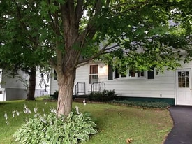 31 Perimeter Rd in Whitesboro, NY - Building Photo