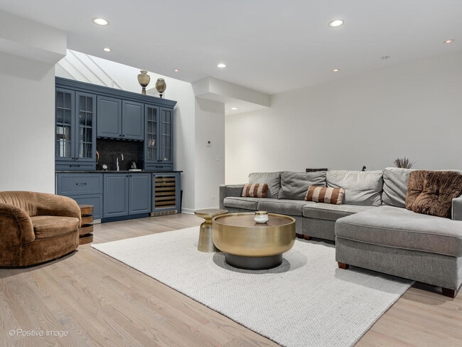 24 N May St in Chicago, IL - Building Photo - Building Photo