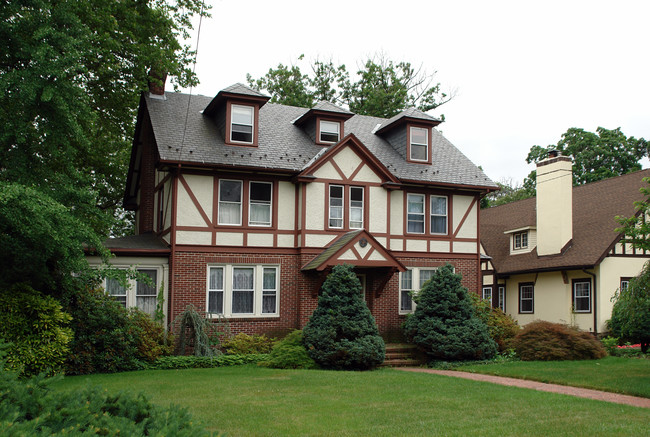 200 E Maple Ave in Merchantville, NJ - Foto de edificio - Building Photo