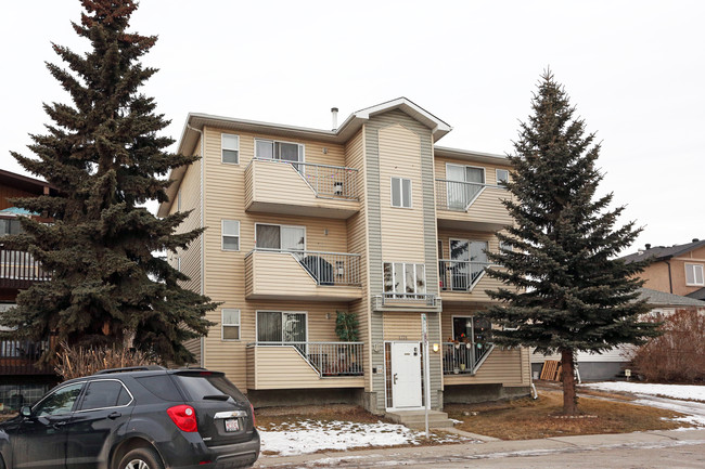 1721 43 St SE in Calgary, AB - Building Photo - Building Photo