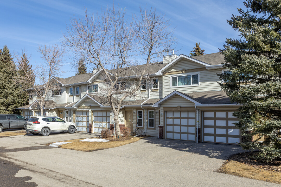 16 Harvest Glen Hts NE in Calgary, AB - Building Photo