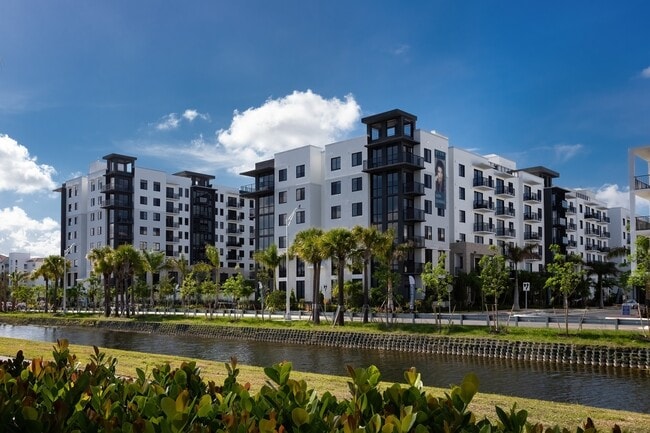 Centrico by Windsor in Doral, FL - Foto de edificio - Building Photo