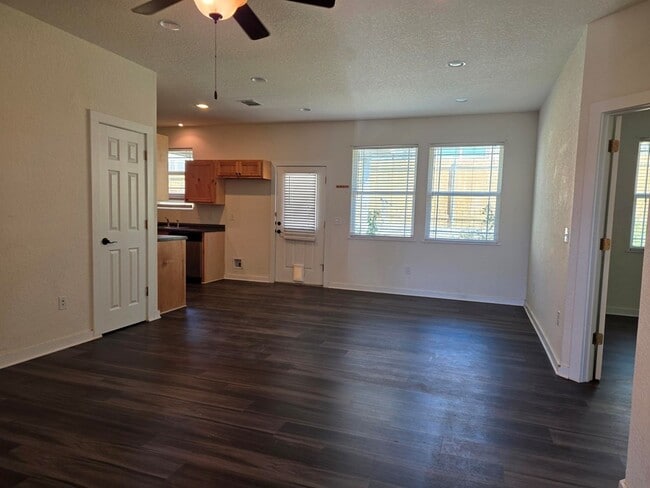121 Ivy Ln in Kerrville, TX - Foto de edificio - Building Photo