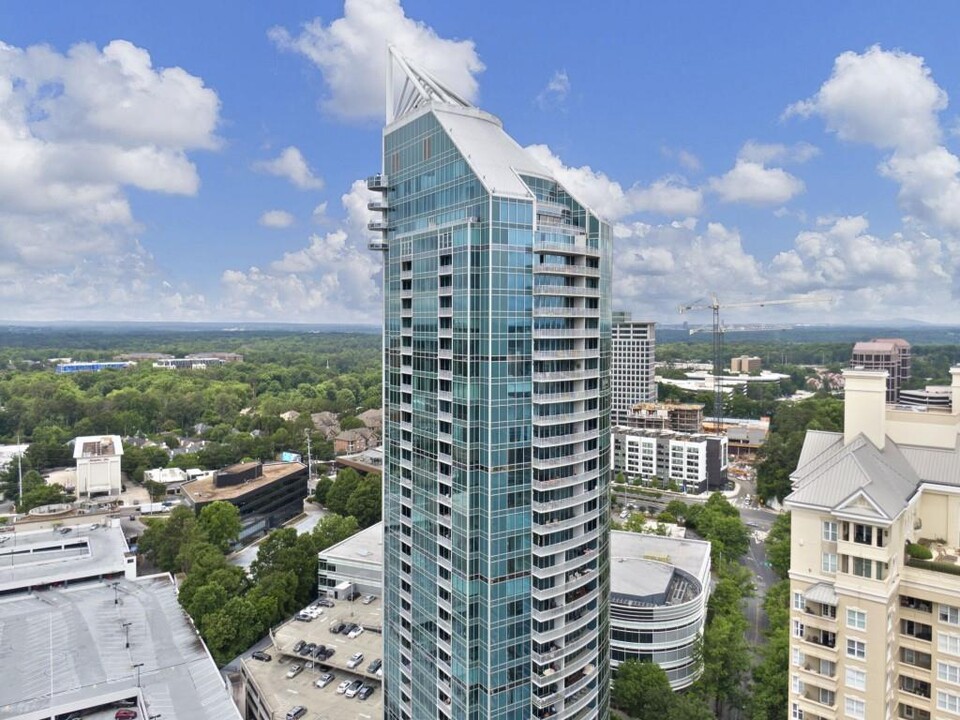 3338 Peachtree St NE in Atlanta, GA - Building Photo