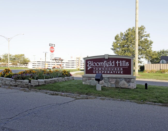 Bloomfield Hills Townhouse Cooperative in Pontiac, MI - Building Photo - Other