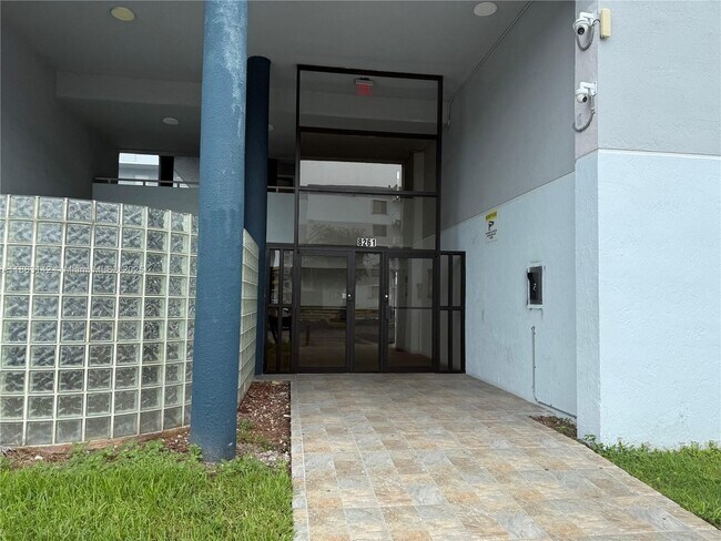 8261 NW 8th St in Miami, FL - Building Photo - Building Photo