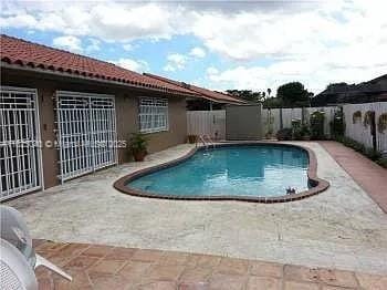 20118 NW 58th Pl in Hialeah, FL - Foto de edificio - Building Photo
