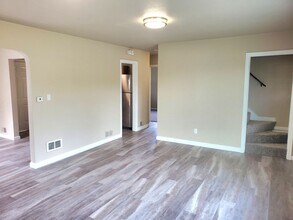 9662 Bridgeport Way SW in Tacoma, WA - Building Photo - Building Photo