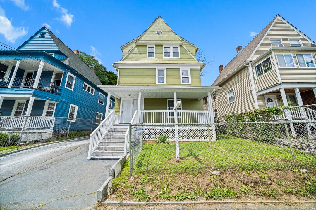 220 Hillside Ave in Waterbury, CT - Building Photo